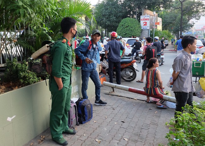 Đường phố Sài Gòn và Hà Nội đông đúc sau ngày làm việc cuối cùng trong năm 2017 - Ảnh 14.
