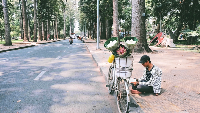 Ngày hè đẹp nhất của tụi con nít nhà nghèo: Bán sen, bán chè nhưng vui biết bao vì đỡ đần được cha mẹ  - Ảnh 1.