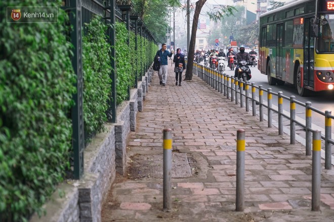 Hà Nội lắp barie ngăn xe máy tràn lên vỉa hè, giờ tan tầm nhiều phương tiện vẫn lao vun vút - Ảnh 2.