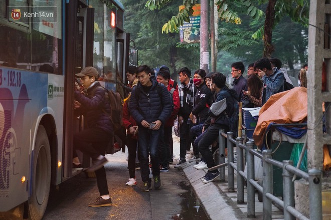 Hà Nội lắp barie ngăn xe máy tràn lên vỉa hè, giờ tan tầm nhiều phương tiện vẫn lao vun vút - Ảnh 10.