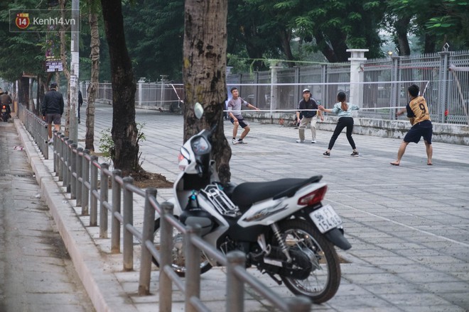 Hà Nội lắp barie ngăn xe máy tràn lên vỉa hè, giờ tan tầm nhiều phương tiện vẫn lao vun vút - Ảnh 7.