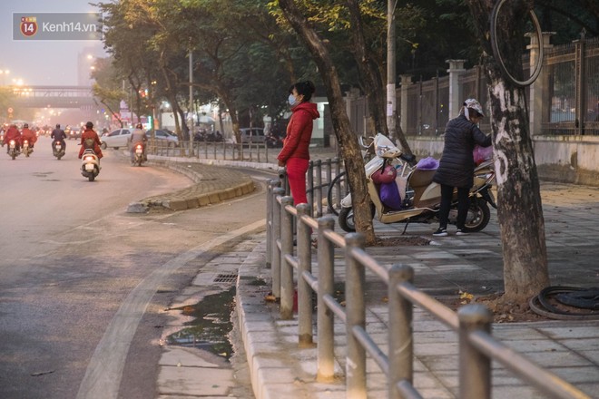 Hà Nội lắp barie ngăn xe máy tràn lên vỉa hè, giờ tan tầm nhiều phương tiện vẫn lao vun vút - Ảnh 11.