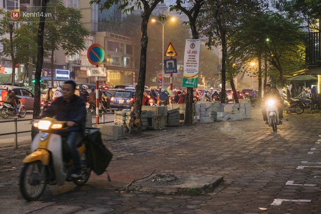 Hà Nội lắp barie ngăn xe máy tràn lên vỉa hè, giờ tan tầm nhiều phương tiện vẫn lao vun vút - Ảnh 13.