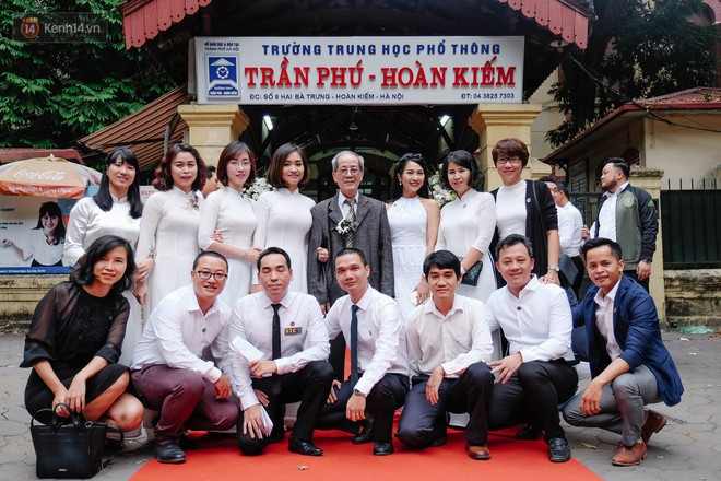 16 năm ra trường, cựu HS Trần Ph&uacute; (H&agrave; Nội) vẫn tề tựu đ&ocirc;ng đủ, mặc &aacute;o trắng ng&agrave;y họp kho&aacute; - Ảnh 13.