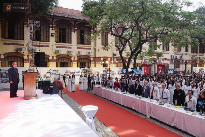 16 năm ra trường, cựu HS Trần Ph&uacute; (H&agrave; Nội) vẫn tề tựu đ&ocirc;ng đủ, mặc &aacute;o trắng ng&agrave;y họp kho&aacute; - Ảnh 4.