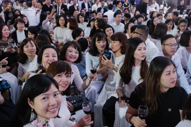 16 năm ra trường, cựu HS Trần Ph&uacute; (H&agrave; Nội) vẫn tề tựu đ&ocirc;ng đủ, mặc &aacute;o trắng ng&agrave;y họp kho&aacute; - Ảnh 2.