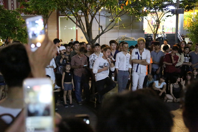 Đăng Khôi bất ngờ xuất hiện giữa phố đi bộ, khiến fan lụi tim bằng hit mới ngọt ngào - Ảnh 4.