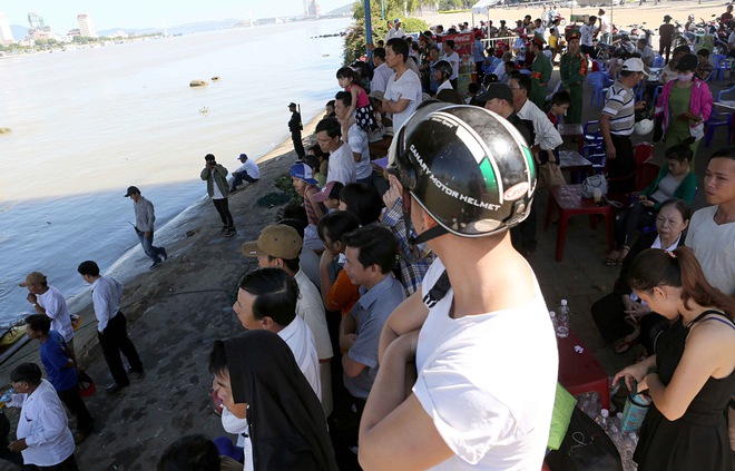 Hàng nghìn người Đà Nẵng đội nắng đổ ra sông Hàn xem đua thuyền ngày 2/9 - Ảnh 5.