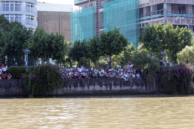 Hàng nghìn người Đà Nẵng đội nắng đổ ra sông Hàn xem đua thuyền ngày 2/9 - Ảnh 8.