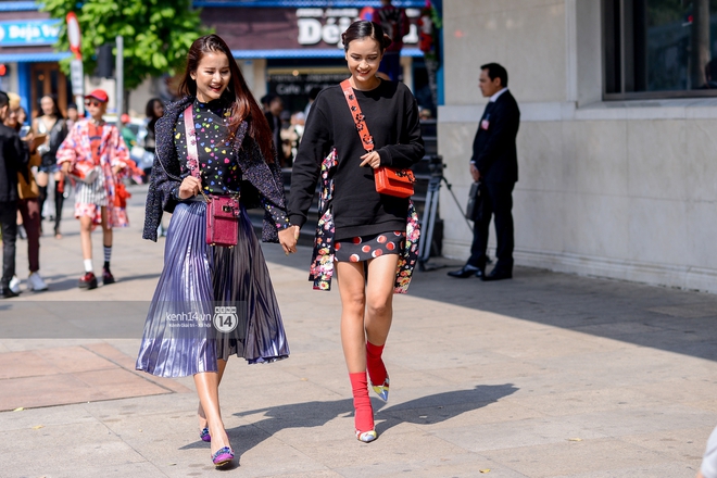 Street style ngày 2 VIFW: Dàn mẫu danh tiếng nhập cuộc, giới trẻ Hà thành thi nhau khoe phong cách dị cùng loạt màu tóc nổi bần bật - Ảnh 1.