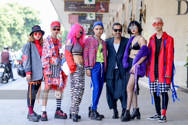 Street style ngày 2 VIFW: Dàn mẫu danh tiếng nhập cuộc, giới trẻ Hà thành thi nhau khoe phong cách dị cùng loạt màu tóc nổi bần bật - Ảnh 3.