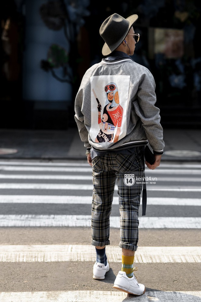 Diện k&iacute;nh bơi, x&aacute;ch l&agrave;n, lấy thước d&acirc;y may đo l&agrave;m v&ograve;ng cổ... street style ng&agrave;y 5 VIFW tr&agrave;n ngập những ca mặc dị kh&oacute; qu&ecirc;n - Ảnh 12.