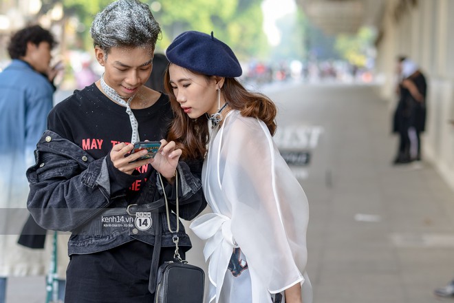 Diện kính bơi, xách làn, lấy thước dây may đo làm vòng cổ... street style ngày 5 VIFW tràn ngập những ca mặc dị khó quên - Ảnh 1.