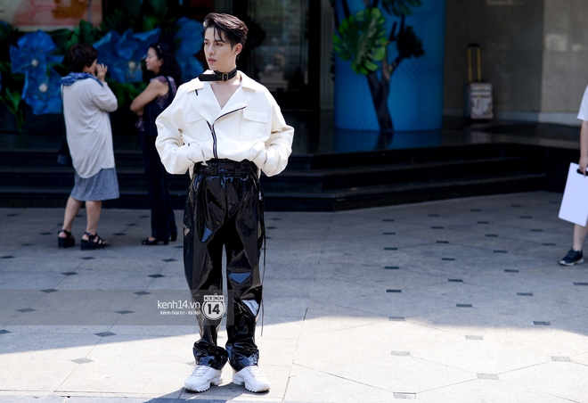 Street style ngày 2 VIFW: Dàn mẫu danh tiếng nhập cuộc, giới trẻ Hà thành thi nhau khoe phong cách dị cùng loạt màu tóc nổi bần bật - Ảnh 21.