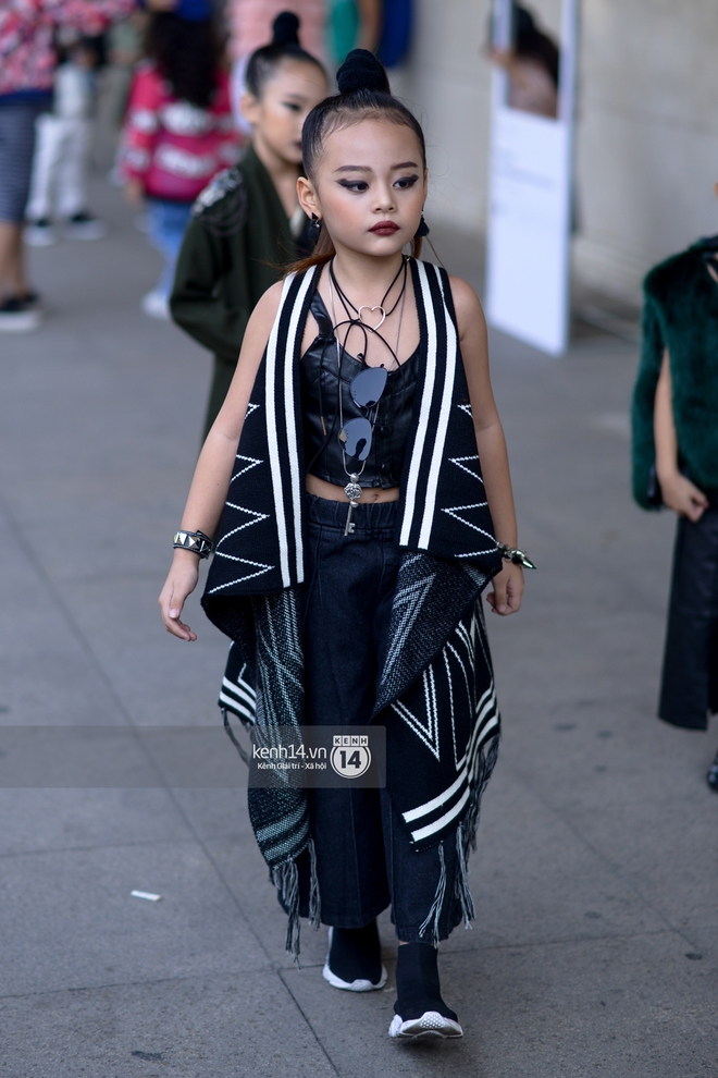 Street style VIFW ngày 3: Các nhóc tì sành điệu lấn lướt cả người lớn về khoản mix đồ và tạo dáng - Ảnh 3.