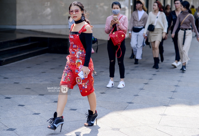 Street style ngày 2 VIFW: Dàn mẫu danh tiếng nhập cuộc, giới trẻ Hà thành thi nhau khoe phong cách dị cùng loạt màu tóc nổi bần bật - Ảnh 11.