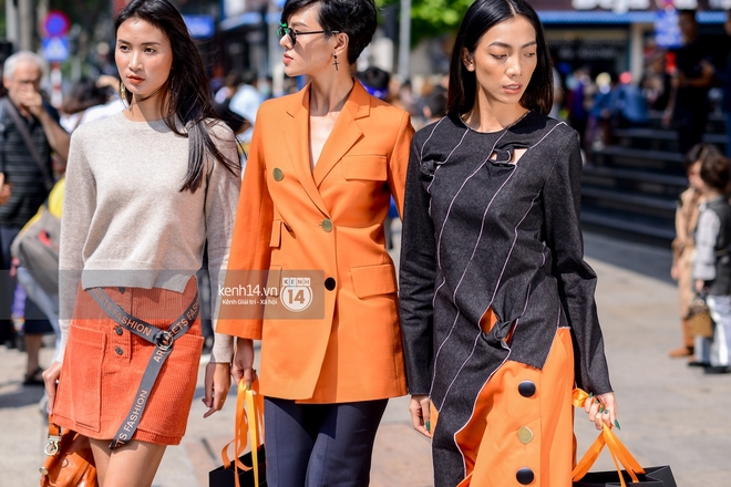 Street style ngày 2 VIFW: Dàn mẫu danh tiếng nhập cuộc, giới trẻ Hà thành thi nhau khoe phong cách dị cùng loạt màu tóc nổi bần bật - Ảnh 2.