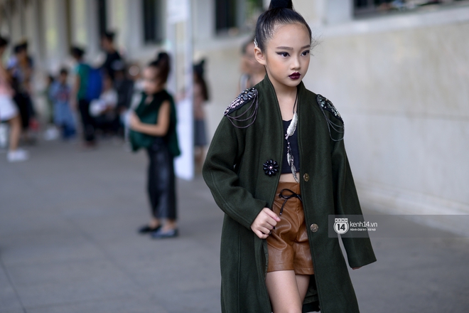 Street style VIFW ngày 3: Các nhóc tì sành điệu lấn lướt cả người lớn về khoản mix đồ và tạo dáng - Ảnh 1.