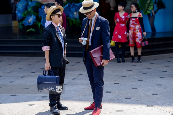 Street style ngày 2 VIFW: Dàn mẫu danh tiếng nhập cuộc, giới trẻ Hà thành thi nhau khoe phong cách dị cùng loạt màu tóc nổi bần bật - Ảnh 15.