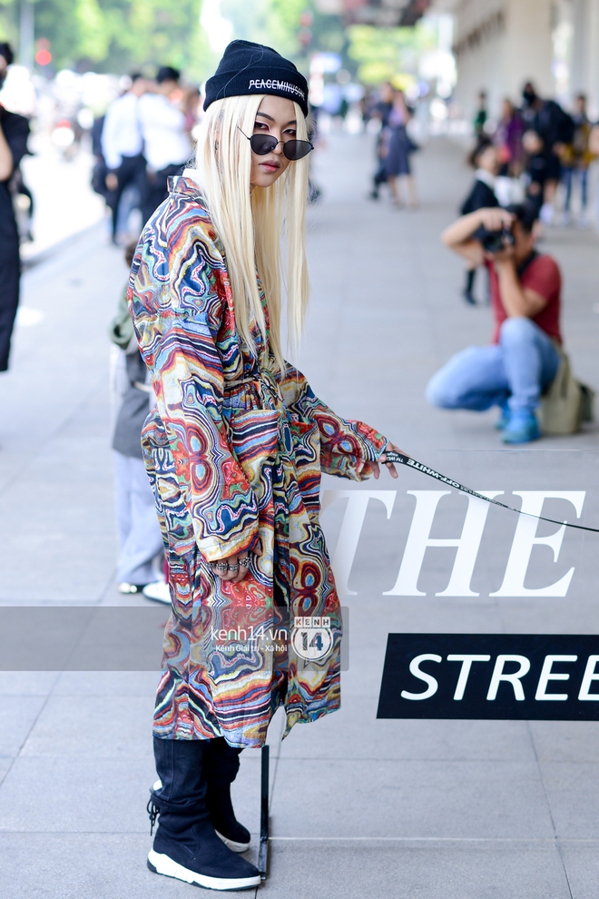 Street style ngày 2 VIFW: Dàn mẫu danh tiếng nhập cuộc, giới trẻ Hà thành thi nhau khoe phong cách dị cùng loạt màu tóc nổi bần bật - Ảnh 9.