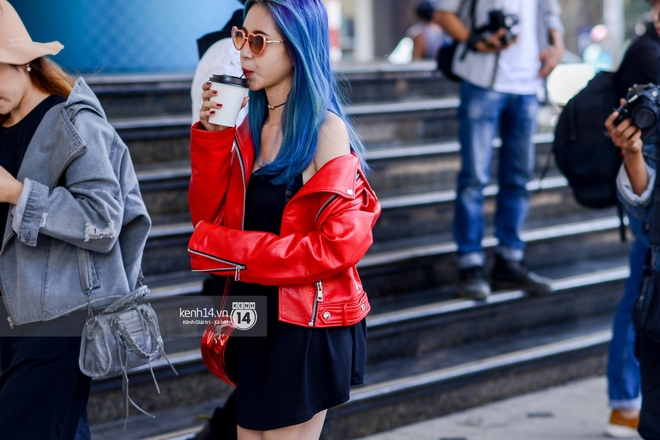 Street style ngày 2 VIFW: Dàn mẫu danh tiếng nhập cuộc, giới trẻ Hà thành thi nhau khoe phong cách dị cùng loạt màu tóc nổi bần bật - Ảnh 7.