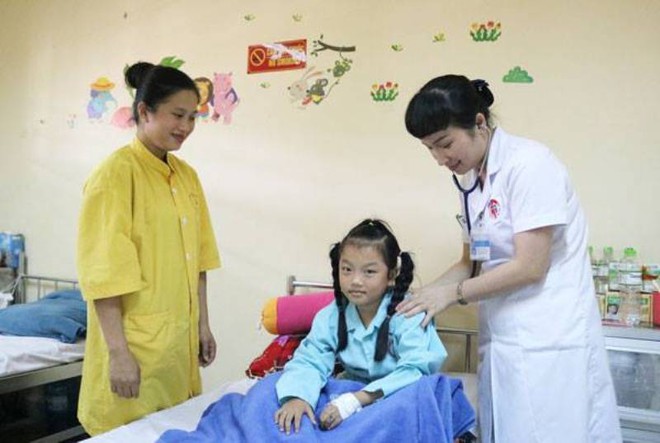 Quảng Ninh: Cứu sống bé gái 7 tuổi bị đuối nước ngừng thở, lên cơn co giật - Ảnh 2.