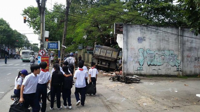 Đồng Nai: Xe ben mất l&aacute;i h&uacute;c sập tường lao thẳng v&agrave;o s&acirc;n trường tiểu học - Ảnh 3.