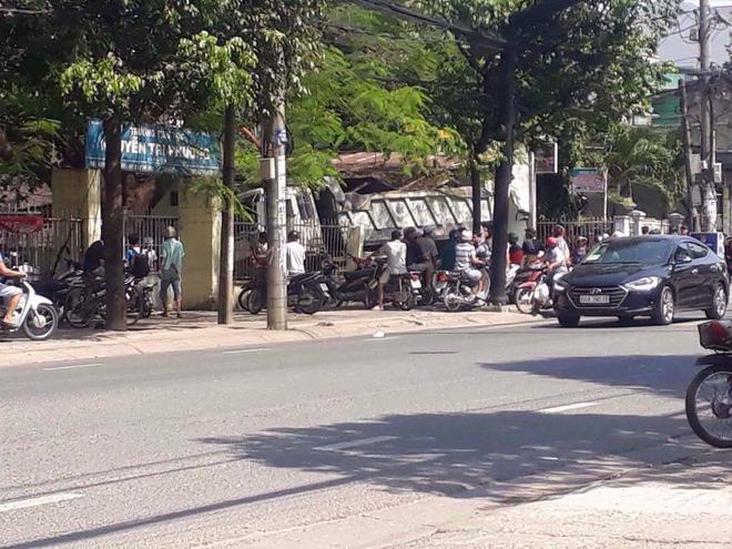 Đồng Nai: Xe ben mất l&aacute;i h&uacute;c sập tường lao thẳng v&agrave;o s&acirc;n trường tiểu học - Ảnh 1.