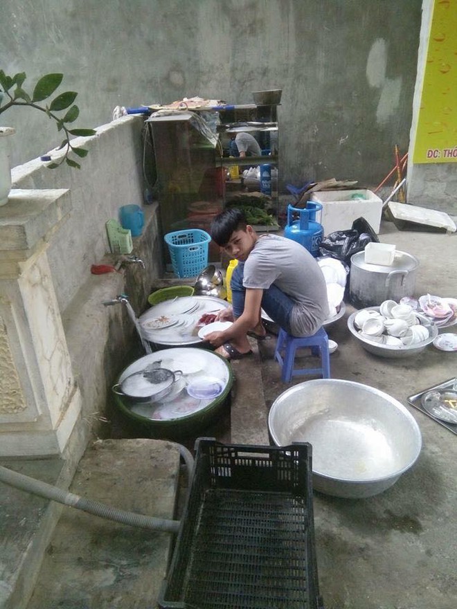 Đi ăn cỗ, chàng trai một mình rửa 6 mâm bát đĩa vì chị gái đau tay - Ảnh 2.