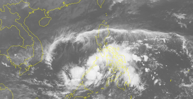 Áp thấp nhiệt đới tiến nhanh vào Biển Đông, có thể mạnh lên thành bão - Ảnh 2.