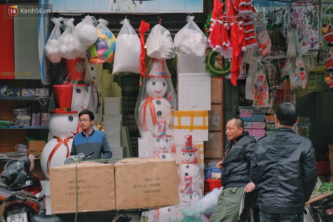 Nhiều người d&acirc;n thủ đ&ocirc; kiếm bạc triệu m&ugrave;a Noel nhờ nghề nặn người tuyết - Ảnh 10.