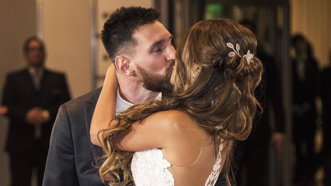 Messi và Antonella xăm hình đôi kỷ niệm ngày hạnh phúc nhất cuộc đời - Ảnh 1.