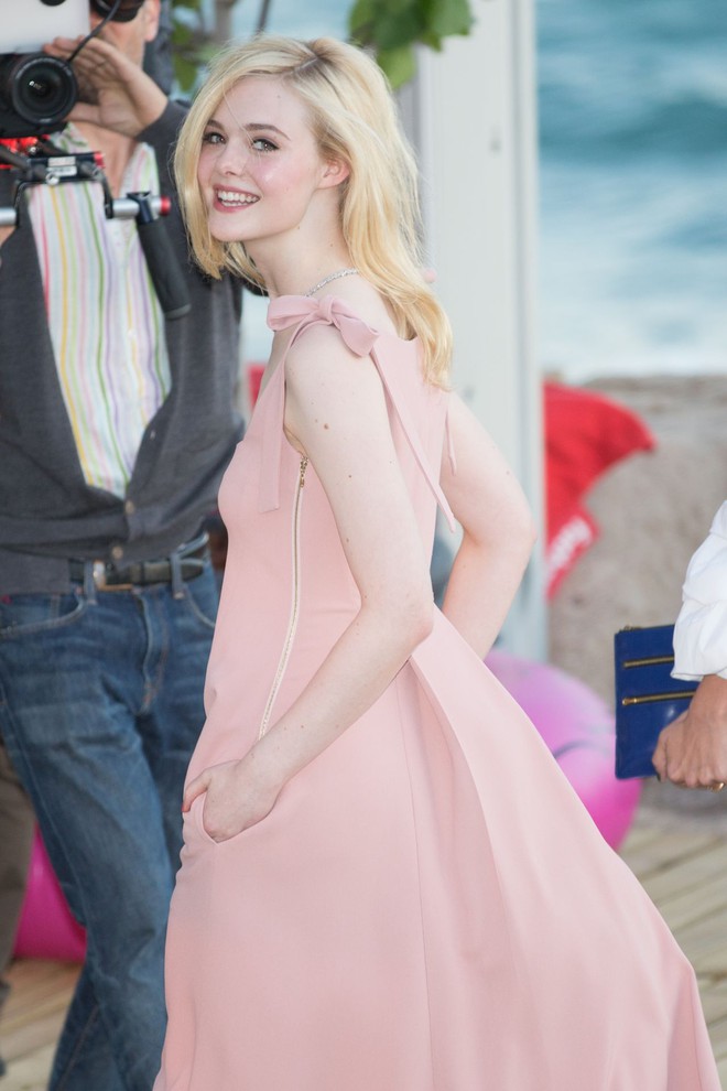 Tiên nữ giáng trần là câu miêu tả chính xác Elle Fanning tại LHP Cannes các năm! - Ảnh 32.