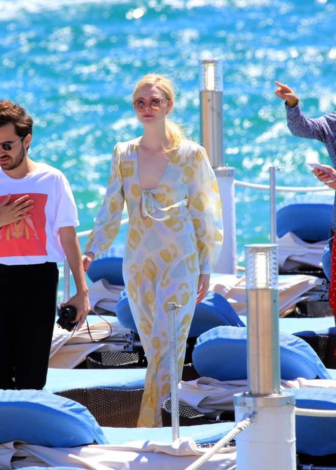 Tiên nữ giáng trần là câu miêu tả chính xác Elle Fanning tại LHP Cannes các năm! - Ảnh 30.