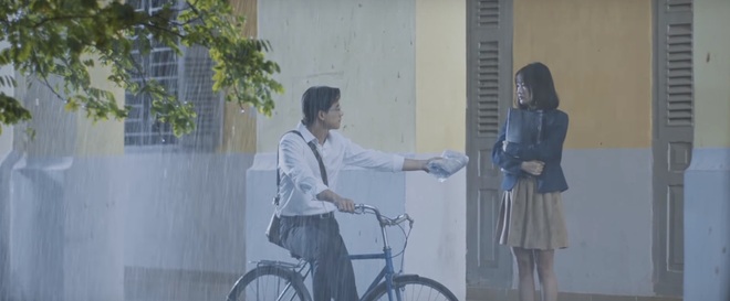 Th&igrave; ra MV Đừng hỏi em của Mỹ T&acirc;m l&agrave; tiền truyện, giải đ&aacute;p h&agrave;ng loạt c&acirc;u hỏi tại sao trong MV Em g&aacute;i mưa - Ảnh 7.