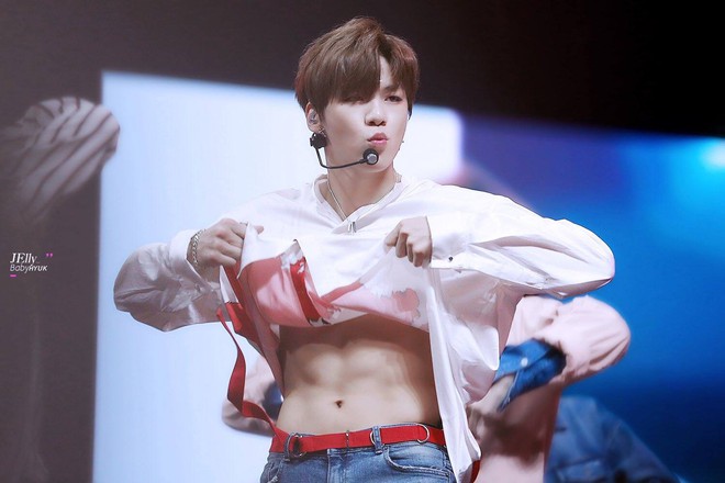 Top idol nam có body khủng nhất Kpop: Mặt thì baby đáng yêu, nhưng múi bụng sexy đến mức khiến fan khô máu - Ảnh 9.