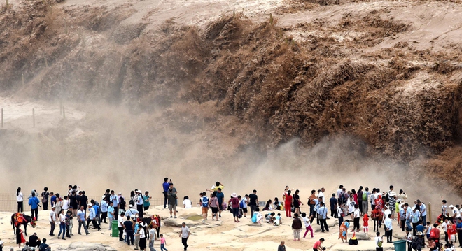 Người dân đổ xô đi xem thác nước trên sông Hoàng Hà nổi cơn thịnh nộ mùa lũ - Ảnh 1.