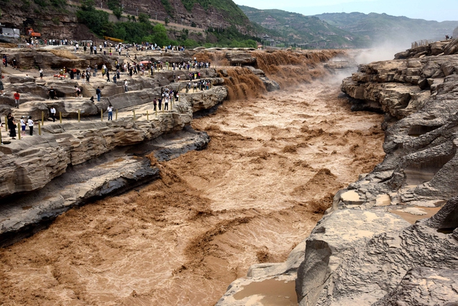 Người dân đổ xô đi xem thác nước trên sông Hoàng Hà nổi cơn thịnh nộ mùa lũ - Ảnh 2.