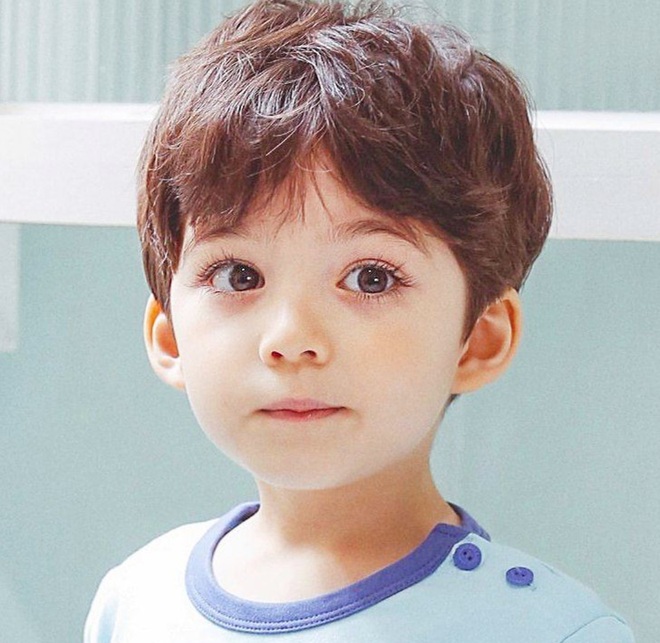 Đây là cậu bé lai 4 tuổi được mệnh danh đẹp trai nhất thế giới! - Ảnh 4.