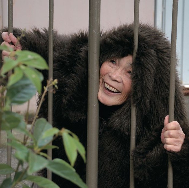 Cười té ghế với bộ ảnh hài của cụ bà 90 tuổi lầy lội nhất nước Nhật Bản - Ảnh 9.