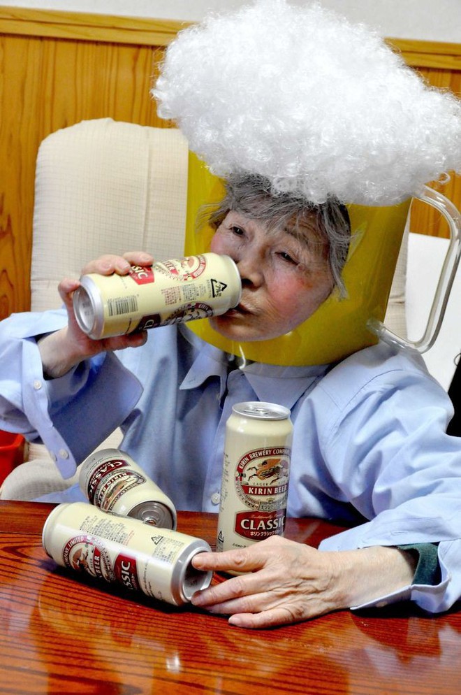 Cười té ghế với bộ ảnh hài của cụ bà 90 tuổi lầy lội nhất nước Nhật Bản - Ảnh 17.