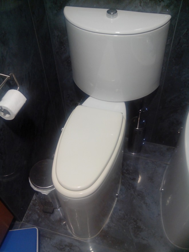 15 cảnh ngang tr&aacute;i chỉ c&oacute; thể t&igrave;m thấy trong toilet - Ảnh 17.