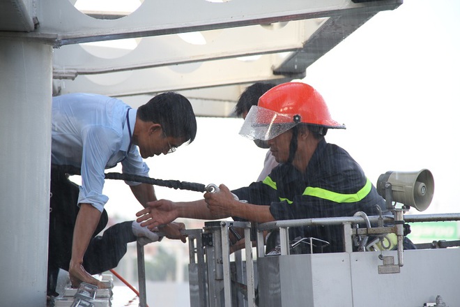 Xem hàng trăm cảnh sát diễn tập chữa cháy tại Trung tâm hành chính cao 37 tầng ở Đà Nẵng - Ảnh 9.