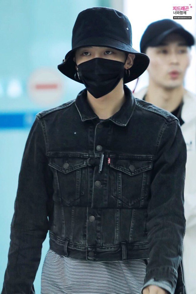 G-Dragon tr&ugrave;m k&iacute;n mặt, đội mũ che t&oacute;c mới khi xuất hiện ở s&acirc;n bay - Ảnh 5.