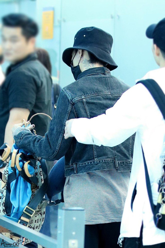 G-Dragon tr&ugrave;m k&iacute;n mặt, đội mũ che t&oacute;c mới khi xuất hiện ở s&acirc;n bay - Ảnh 4.