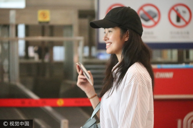 Cha nu&ocirc;i Lưu Diệc Phi bị chỉ tr&iacute;ch l&agrave; l&atilde;o gi&agrave; h&aacute;o sắc khi t&igrave;nh tứ xuất hiện b&ecirc;n bạn g&aacute;i k&eacute;m 30 tuổi - Ảnh 4.
