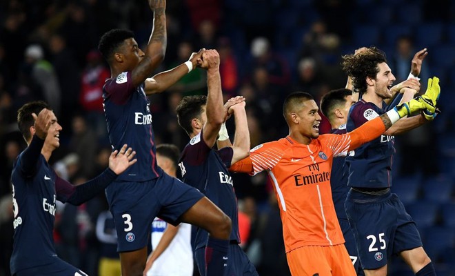Neymar tranh s&uacute;t phạt đền với Cavani trong chiến thắng may mắn của PSG - Ảnh 11.