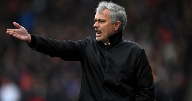 Jose Mourinho mượn “máy sấy tóc” của Sir Alex để dằn mặt học trò - Ảnh 2.