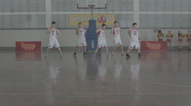 Glee Việt: Đang thi đấu bóng rổ tự dưng cả đội đứng dậy bung lụa hù đối thủ!? - Ảnh 7.