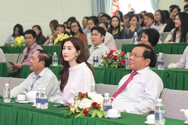 Đặng Thu Thảo rạng rỡ về trường cũ trao học bổng cho sinh viên nghèo vượt khó - Ảnh 1.